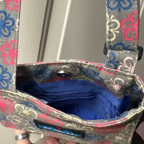 Kavu Canvas Small crossbody. Flower Print. Limited Edition. - Picture 10 of 14